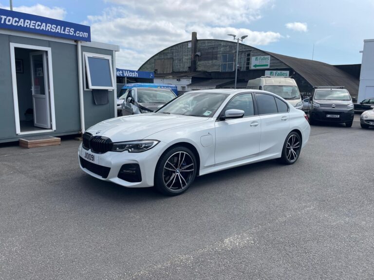 2020 BMW 330e M-SPORT PETROL PLUG-IN HYBRID AND SELF CHARGE AUTOMATIC SPORT SALOON**ONLY 11800 MILES**BIG SPEC**ONLY £22,995